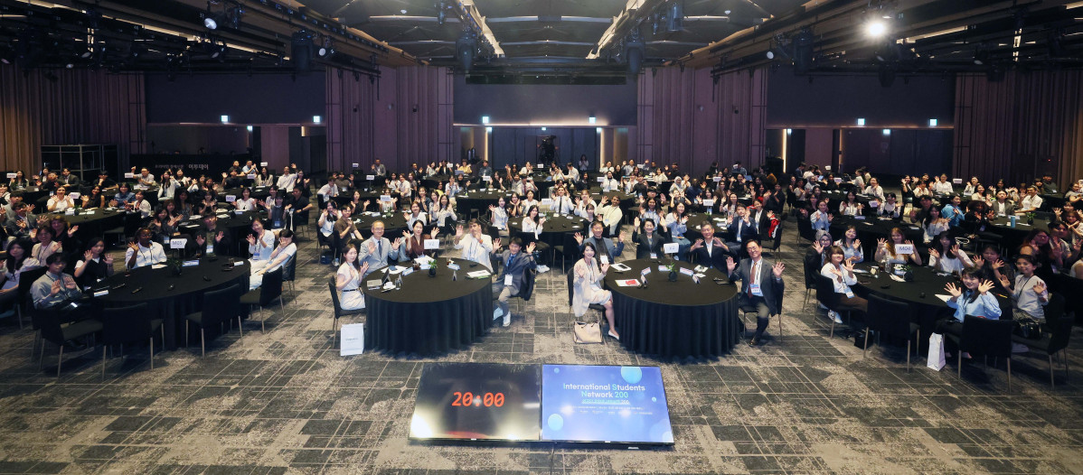 ▲26일 서울 강남구 웨스틴 서울 파르나스 호텔에서 열린 외국인 유학생 네트워크 200(ISN200)에서 외국인 유학생들과 내빈들이 기념촬영을 하고 있다. 이 자리엔 최은옥 교육부 차관, 박찬구 서울시 정무부시장, 윤승용 한국사립대총장협의회 수석부회장, 이자스민 한국문화다양성기구 이사장, 이종재 이투데이 대표이사 부회장, 알파고 시나씨 파이브스톤즈 부대표, 최하영 교육부 교육국제화담당관 서기관, 용창식 법무부 체류관리과 사무관, 유경연 SK그룹 PL등이 참석했다. (신태현 기자 holjjak@)