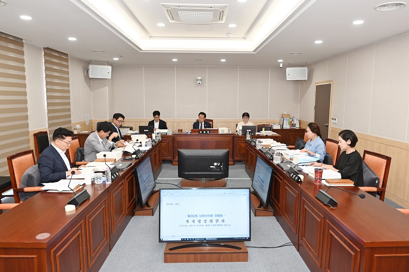 ▲남원시의회 자치행정위원회가 제283회 정례회에서 2025회계연도 결산·예비비 지출 승인안과 2026년 제3회 추가경정예산안을 심사하고 있다. (사진제공=남원시의회)