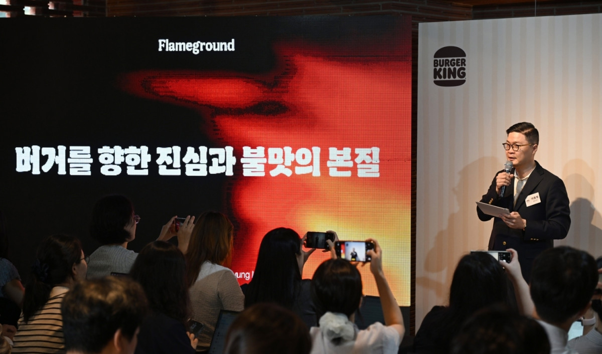 ▲이동형 비케이알㈜ 대표가 26일 서울 성수동 플레임그라운드 오프닝 간담회에서 플래그십 스토어의 기획 배경과 ‘버거를 향한 진심’, ‘불맛의 본질’에 대해 설명하고 있다. (사진제공=비케이알)