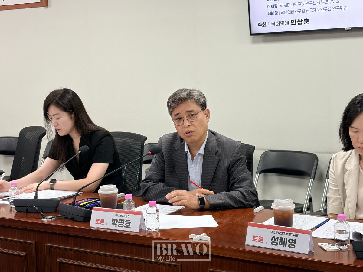▲‘지속 가능한 복지 자본주의로의 전환 과제’ 세미나에서 박명호 홍익대학교 교수가 발언하고 있다. 박지수 기자 jsp@