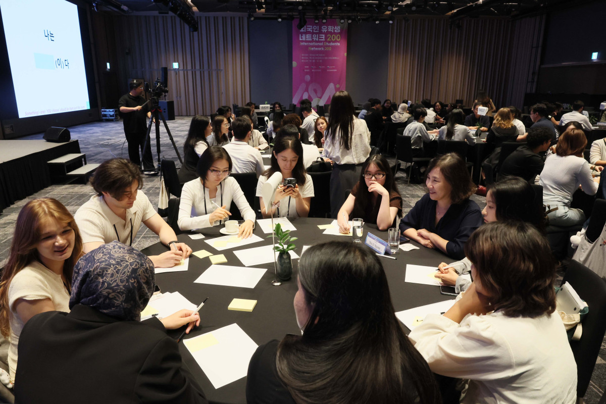 ▲26일 서울 강남구 웨스틴 서울 파르나스 호텔에서 열린 외국인 유학생 네트워크 200(ISN200)에서 임팩트코칭의 유학생을 위한 코칭 프로그램이 진행되고 있다. 이투데이 주최로 올해 3회차를 맞이한 ISN200은 국내 외국인 유학생과 기업을 연결하는 글로벌 인재 네트워킹 프로그램이다. 한국에서 공부한 유학생들이 자신의 전공과 역량을 국내 산업 현장에서 발휘할 수 있도록 돕고, 기업에는 글로벌 감각과 다문화 역량을 갖춘 우수 인재를 만날 수 있는 실질적인 접점을 제공하는 것이 목표다. 신태현 기자 holjjak@