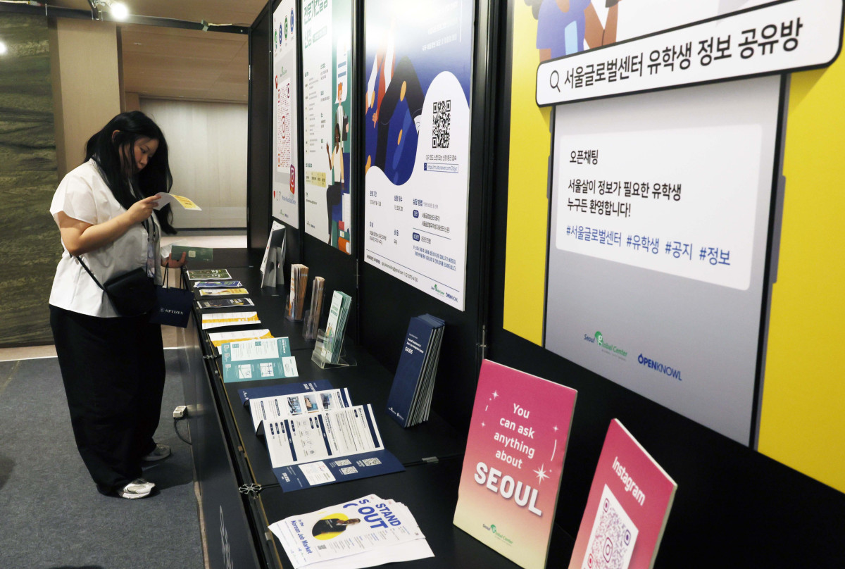 ▲26일 서울 강남구 웨스틴 서울 파르나스 호텔에서 열린 외국인 유학생 네트워크 200(ISN200)에서 유학생들이 ‘서울시 글로벌 유학생 지원센터’ 부스를 둘러보고 있다. 이투데이 주최로 올해 3회차를 맞이한 ISN200은 국내 외국인 유학생과 기업을 연결하는 글로벌 인재 네트워킹 프로그램이다. 한국에서 공부한 유학생들이 자신의 전공과 역량을 국내 산업 현장에서 발휘할 수 있도록 돕고, 기업에는 글로벌 감각과 다문화 역량을 갖춘 우수 인재를 만날 수 있는 실질적인 접점을 제공하는 것이 목표다. 신태현 기자 holjjak@