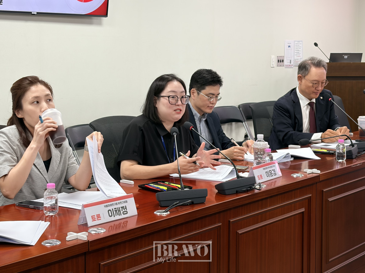 ▲‘지속 가능한 복지 자본주의로의 전환 과제’ 세미나에서 이윤경 국회입법조사처 입법조사관이 토론하고 있다. 박지수 기자 jsp@