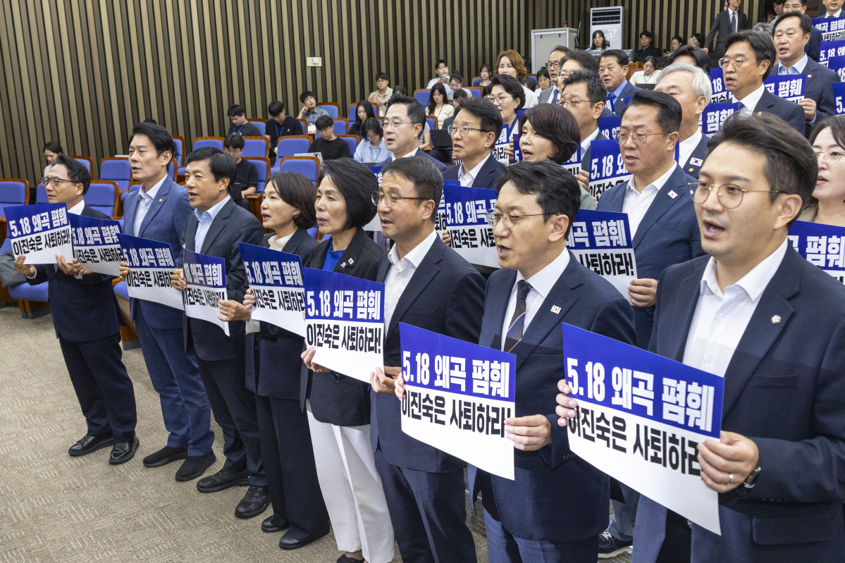▲'5.18 왜곡 폄훼', 국민의힘 이진숙 의원 사퇴 촉구하는 민주당 의원들 (연합뉴스)