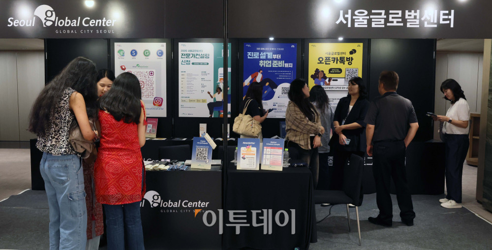 ▲26일 서울 강남구 웨스틴 서울 파르나스 호텔에서 열린 외국인 유학생 네트워크 200(ISN200)에서 유학생들이 ‘서울시 글로벌 유학생 지원센터’ 부스를 둘러보고 있다. 이투데이 주최로 올해 3회차를 맞이한 ISN200은 국내 외국인 유학생과 기업을 연결하는 글로벌 인재 네트워킹 프로그램이다. 한국에서 공부한 유학생들이 자신의 전공과 역량을 국내 산업 현장에서 발휘할 수 있도록 돕고, 기업에는 글로벌 감각과 다문화 역량을 갖춘 우수 인재를 만날 수 있는 실질적인 접점을 제공하는 것이 목표다. (신태현 기자 holjjak@)