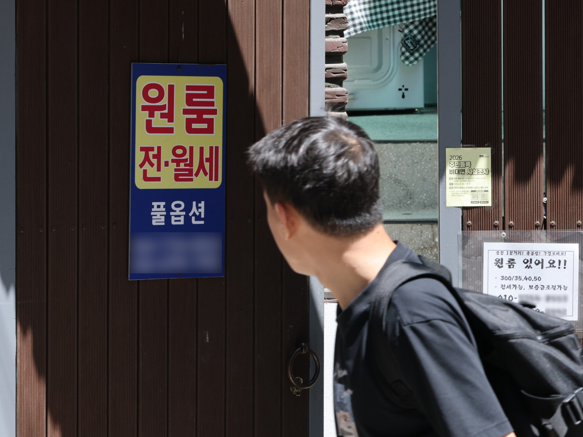 ▲12일 서울 동작구 중앙대 부근 건물에 안내문이 붙어 있는 모습. (연합뉴스)