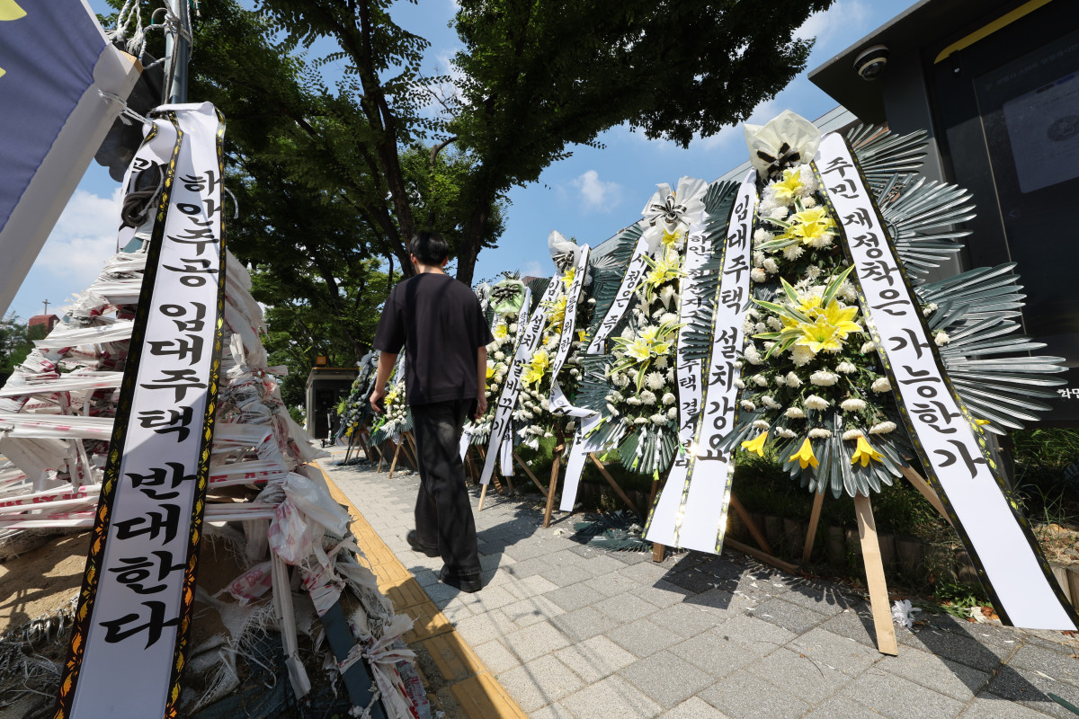 ▲경기 광명시청 앞에 재건축 공공임대주택에 반대하는 근조화환이 놓여 있다.광명시가 관내 재건축 조합과 추진위원회에 정비계획에 없던 공공임대주택 공급을 요구하면서 사업성 악화에 놓인 조합원과 시민들을 중심으로 반발이 거세지고 있다. (사진제공=뉴시스)