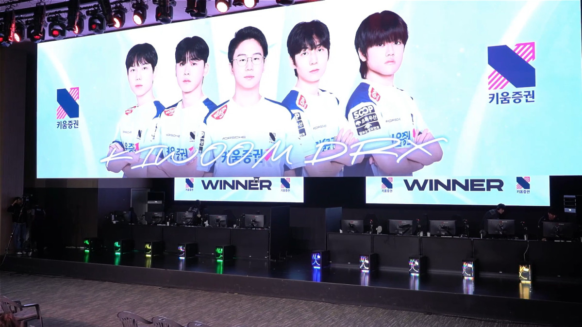 ▲25일 2026 LCK CL KRX vs BFX 1세트 승리한 키움 DRX. '빈센조' 하승민은 오른쪽에서 두 번째. (출처=네이버 치치직 'LCK CL' 캡처)