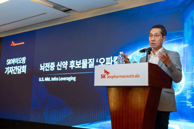 ▲이동훈 SK바이오팜 사장이 26일 뇌전증 신약 후보물질 도입에 대해 발표하고 있다. (사진제공=SK바이오팜)