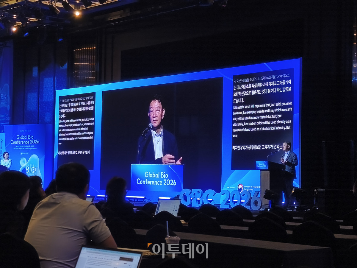 ▲이상엽 KAIST 교수가 26일 서울 강남구 그랜드 인터컨티넨탈 서울 파르나스에서 열린 ‘2026 글로벌 바이오 콘퍼런스(GBC)’에서 기조강연을 하고 있다. (노상우 기자 nswreal@)