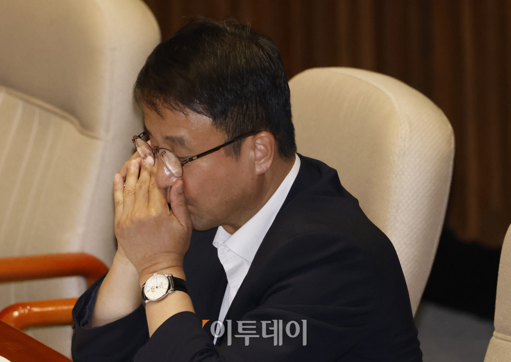 ▲26일 서울 여의도 국회에서 열린 본회의에서 한병도 더불어민주당 원내대표가 통화하고 있다. 고이란 기자 photoeran@