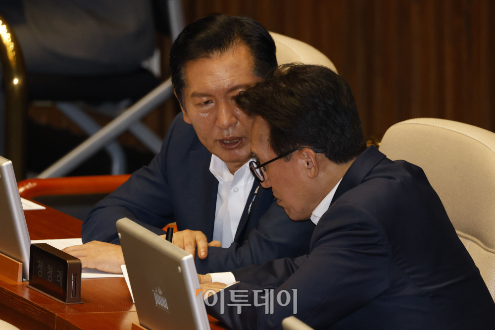 ▲26일 서울 여의도 국회에서 열린 본회의에서 김민석(오른쪽) 더불어민주당 대표와 정청래 의원이 대화하고 있다. 고이란 기자 photoeran@