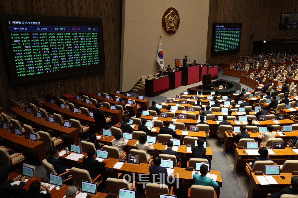 ▲26일 서울 여의도 국회에서 열린 본회의에서 국회법 일부개정법률안이 가결되고 있다. 고이란 기자 photoeran@