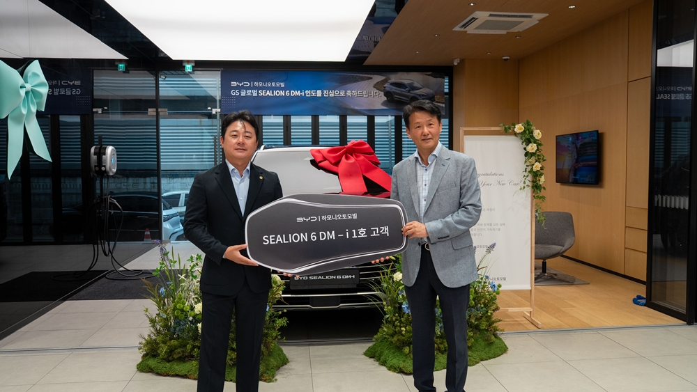 ▲마린영 하모니오토모빌 대표(왼쪽)와 김의수 GS글로벌 에코솔루션사업부 상무가 26일 BYD 오토 강서 전시장에서 열린 'BYD 씨라이언 6 DM-i' 1호차 인도식에서 기념 사진을 촬영하고 있다. (사진=BYD코리아)