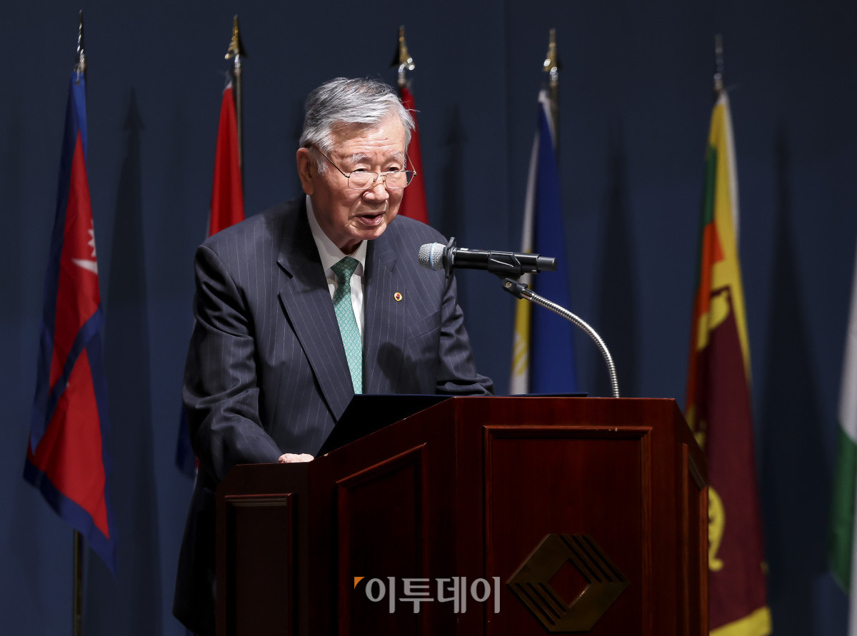 ▲이중근 우정교육문화재단 이사장이 26일 서울 중구 대한상공회의소 국제회의장에서 열린 '2026년 2학기 부영그룹 우정교육문화재단 외국인 유학생 장학금 수여식'에서 인사말을 하고 있다. 재단은 2008년 교육장학 사업을 목표로 이 회장이 사재를 출연해 설립했다. 2010년부터 국내 대학에 재학 중인 외국인 유학생들에게 매년 두 차례 장학금을 지급하고 있다. 고성준 기자 joonko1@