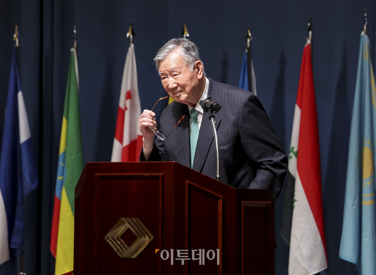 ▲이중근 우정교육문화재단 이사장이 26일 서울 중구 대한상공회의소 국제회의장에서 열린 '2026년 2학기 부영그룹 우정교육문화재단 외국인 유학생 장학금 수여식'에서 인사말을 하고 있다. 재단은 2008년 교육장학 사업을 목표로 이 회장이 사재를 출연해 설립했다. 2010년부터 국내 대학에 재학 중인 외국인 유학생들에게 매년 두 차례 장학금을 지급하고 있다. 고성준 기자 joonko1@