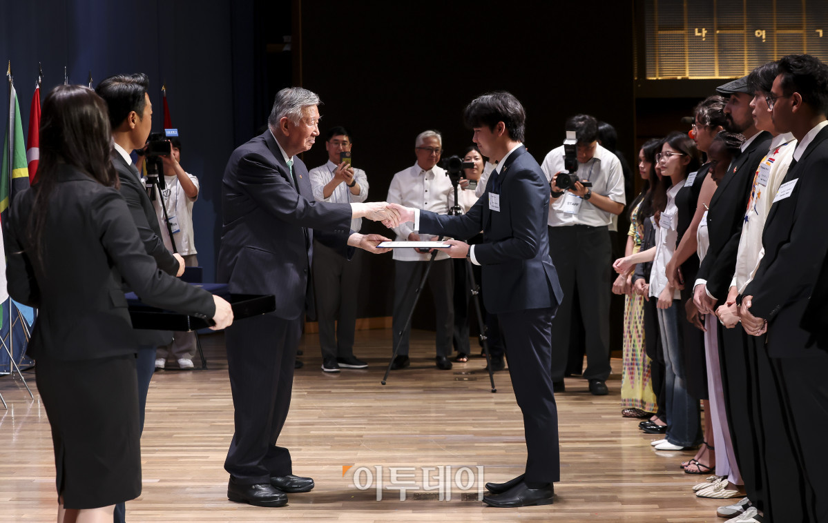 ▲이중근 우정교육문화재단 이사장이 26일 서울 중구 대한상공회의소 국제회의장에서 열린 '2026년 2학기 부영그룹 우정교육문화재단 외국인 유학생 장학금 수여식'에서 장학생들에게 장학증를 수여하고 있다. 재단은 2008년 교육장학 사업을 목표로 이 회장이 사재를 출연해 설립했다. 2010년부터 국내 대학에 재학 중인 외국인 유학생들에게 매년 두 차례 장학금을 지급하고 있다. 고성준 기자 joonko1@