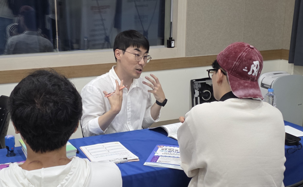 ▲전남광주교육청 대학입시설명회에서 학교 밖 청소년이 입시 상담을 받고 있다. (사진제공=전남광주통합특별시교육청)
