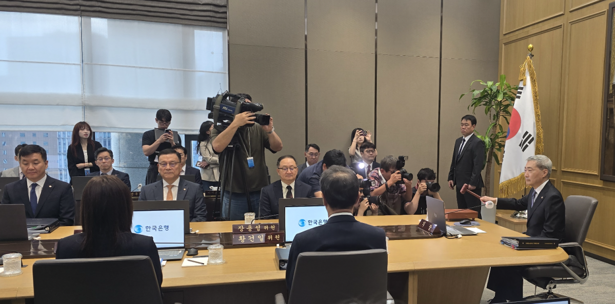 ▲27일 서울 중구 한국은행 본점 16층 금통위 회의실에서 신현송 총재가 의사봉을 두드리고 있다. (배근미 기자 athena3507@)