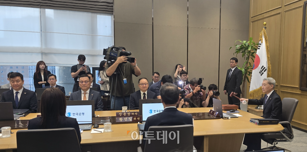 ▲27일 서울 중구 한국은행 본점 16층 금통위 회의실에서 신현송 총재가 의사봉을 두드리고 있다. (배근미 기자 athena3507@)