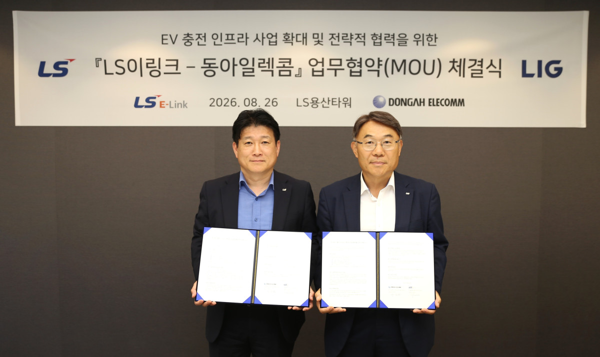 ▲김대근 LS이링크 대표(좌)와 국찬호 동아일렉콤 대표가 26일, 서울 LS용산타워에서 열린 ‘전기버스 충전 인프라 확대를 위한 업무협약’ 체결식에서 기념 촬영을 하고 있다. (사진제공=LS)