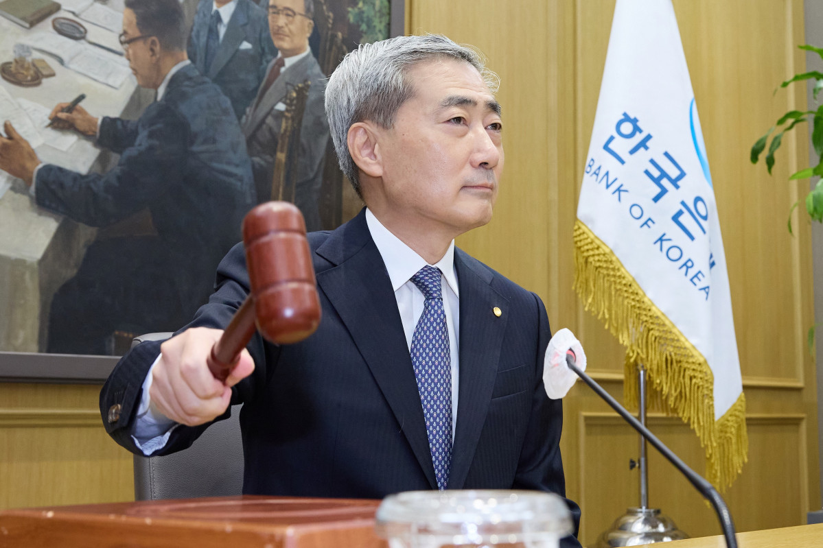 ▲27일 서울 중구 한국은행 본점 16층 금통위 회의실에서 신현송 총재가 의사봉을 두드리고 있다. (사진제공=한국은행)