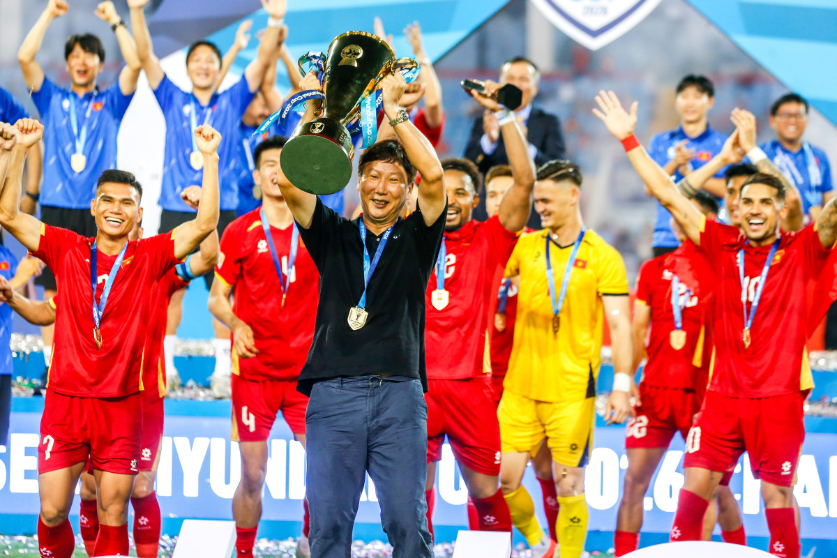 ▲2026 아세안(ASEAN) 현대컵 우승을 차지한 뒤 시상식에서 기뻐하는 베트남 축구대표팀. (EPA연합뉴스)