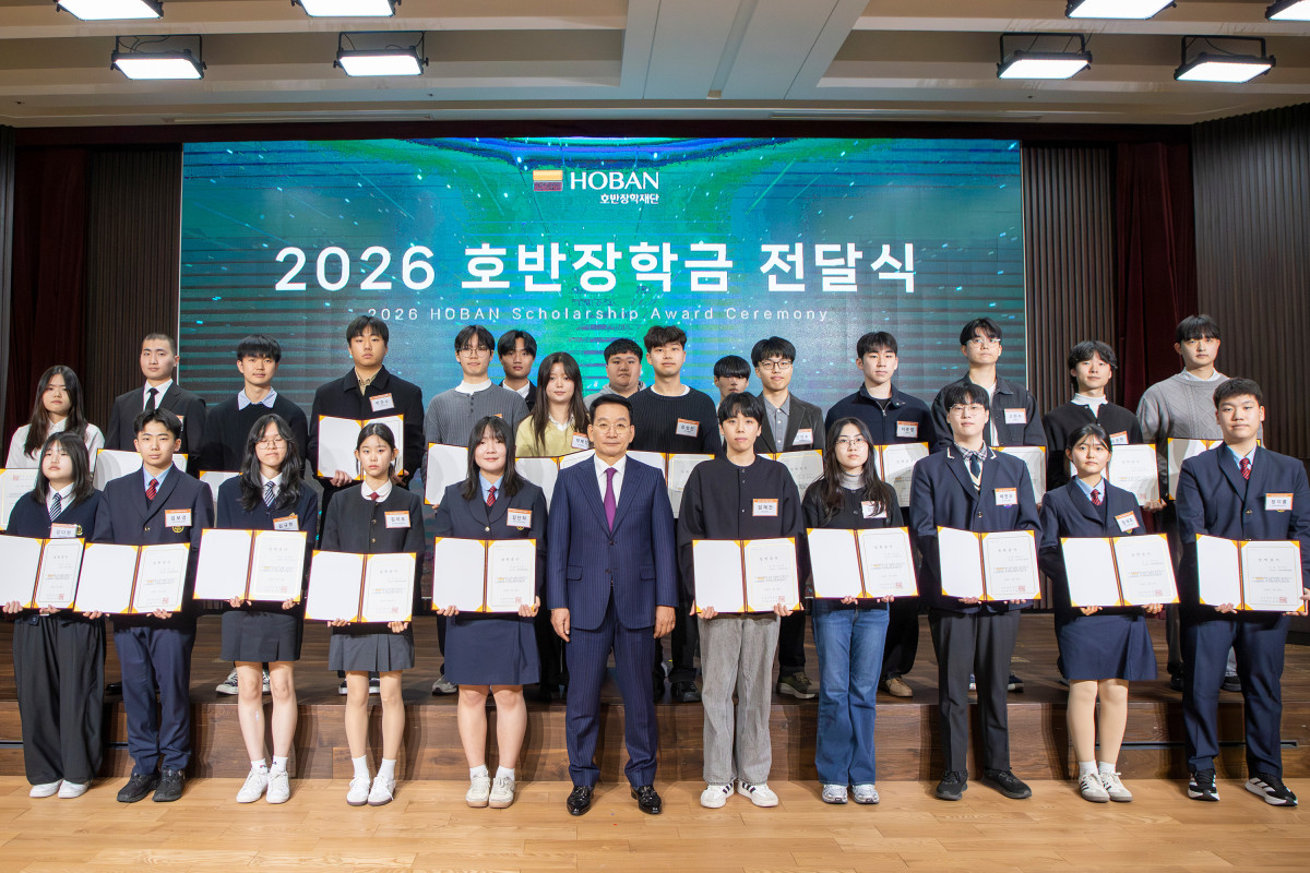 ▲김상열 호반장학재단 이사장(가운데)과 장학생들이 ‘2026년 호반장학금 전달식’ 행사를 마친 뒤 기념촬영을 하고 있다. (사진제공=호반그룹)