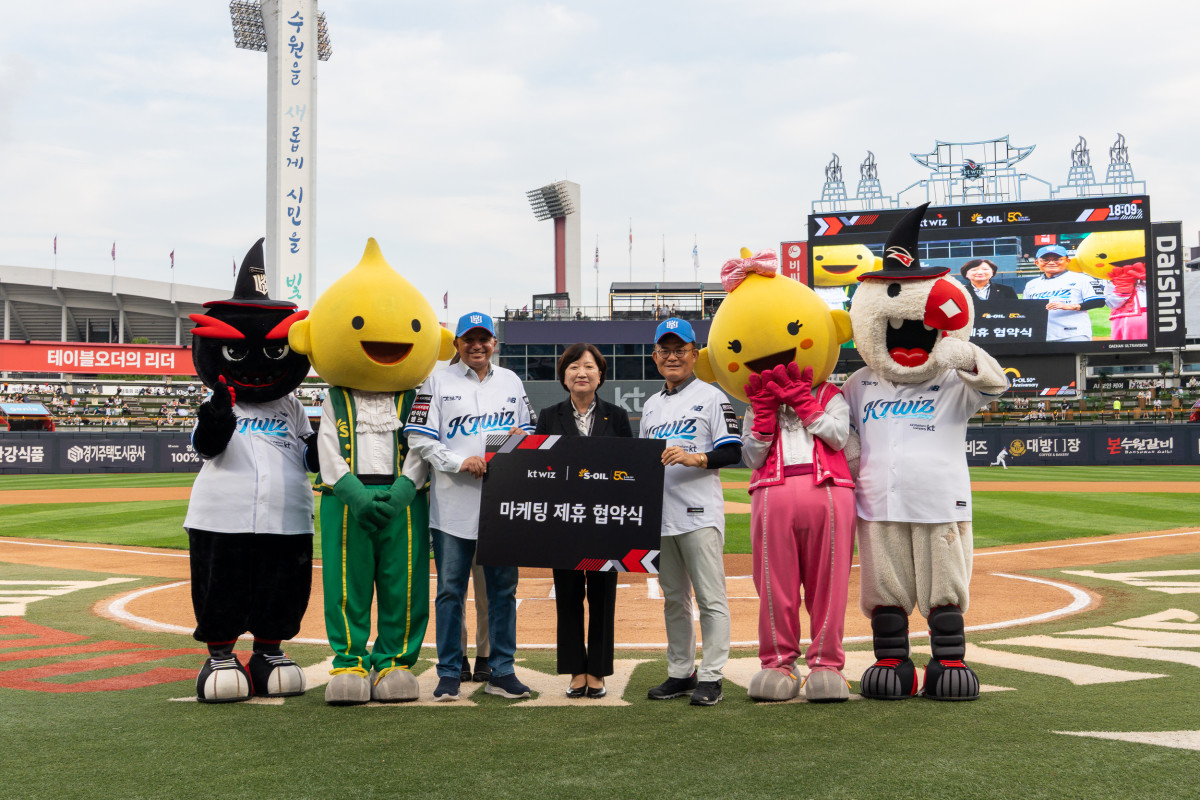 ▲에쓰오일 스폰서데이 행사에 참석한 안와르 알 히즈아지 에쓰오일 CEO(왼쪽 3번째) , 이선주 KT위즈 대표(가운데), 안종범 에쓰오일 사장(왼쪽 5번째)이 기념사진을 촬영하고 있다. (에쓰오일)