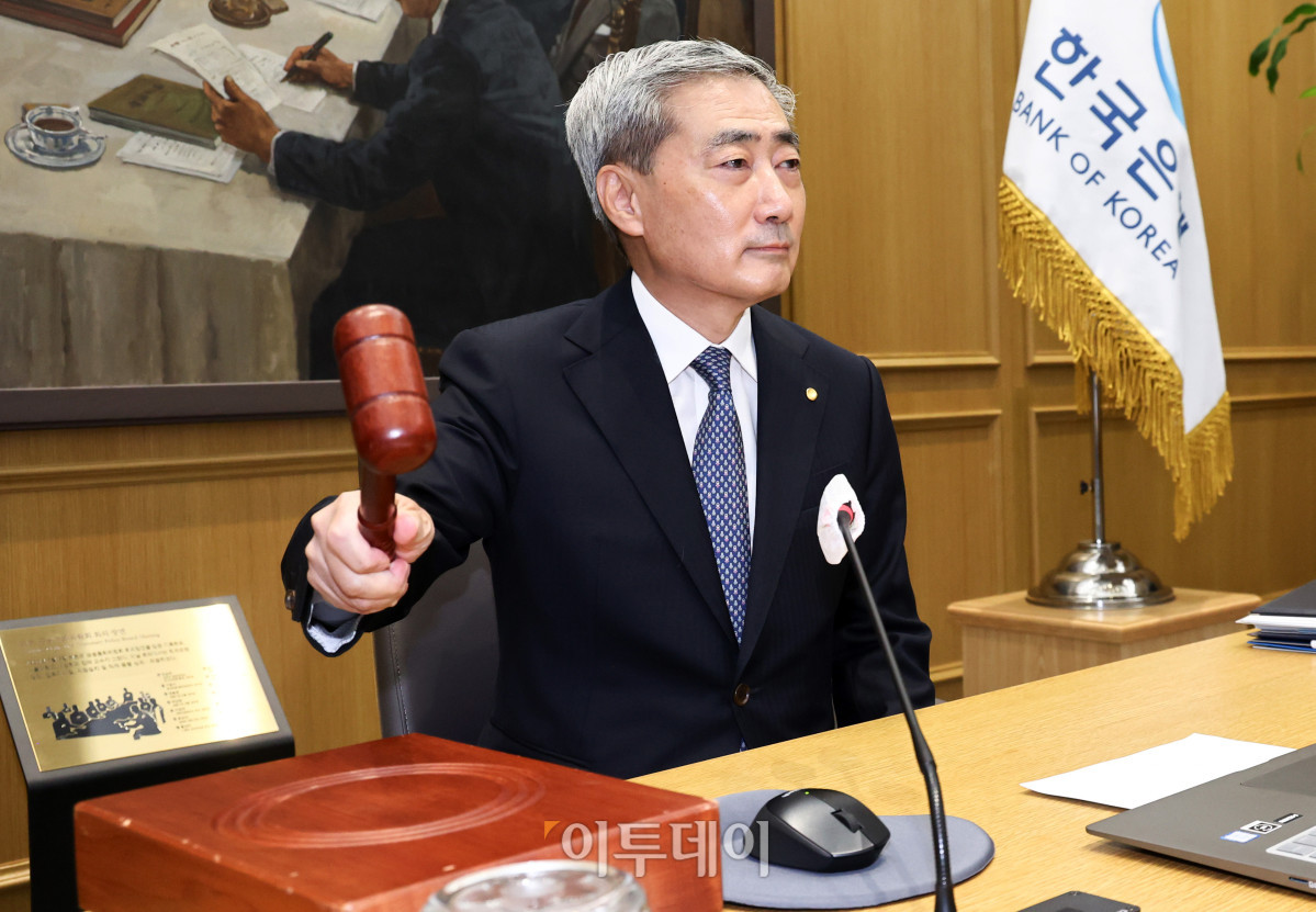 ▲신현송 한국은행 총재가 27일 오전 서울 중구 한국은행에서 열린 금융통화위원회 회의에서 의사봉을 두드리고 있다. 사진공동취재단