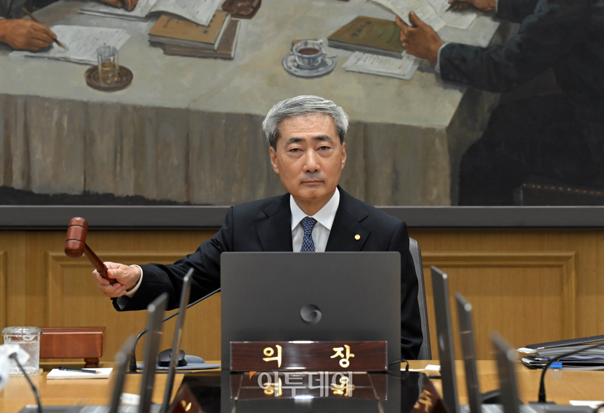 ▲신현송 한국은행 총재가 27일 오전 서울 중구 한국은행에서 열린 금융통화위원회 본회의에 참석해 의사봉을 두드리고 있다. 2026.08.27. 사진공동취재단 (이투데이DB)