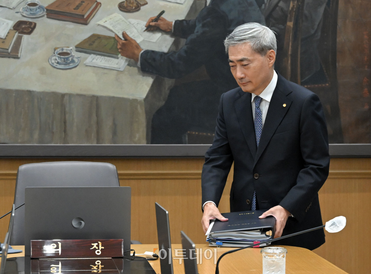 ▲신현송 한국은행 총재가 27일 오전 서울 중구 한국은행에서 열린 금융통화위원회 본회의에 참석하고 있다. 사진공동취재단