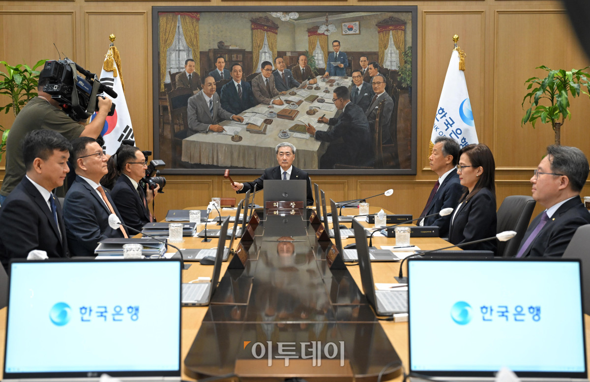 ▲신현송 한국은행 총재가 27일 오전 서울 중구 한국은행에서 열린 금융통화위원회 본회의에 참석해 의사봉을 두드리고 있다. 사진공동취재단