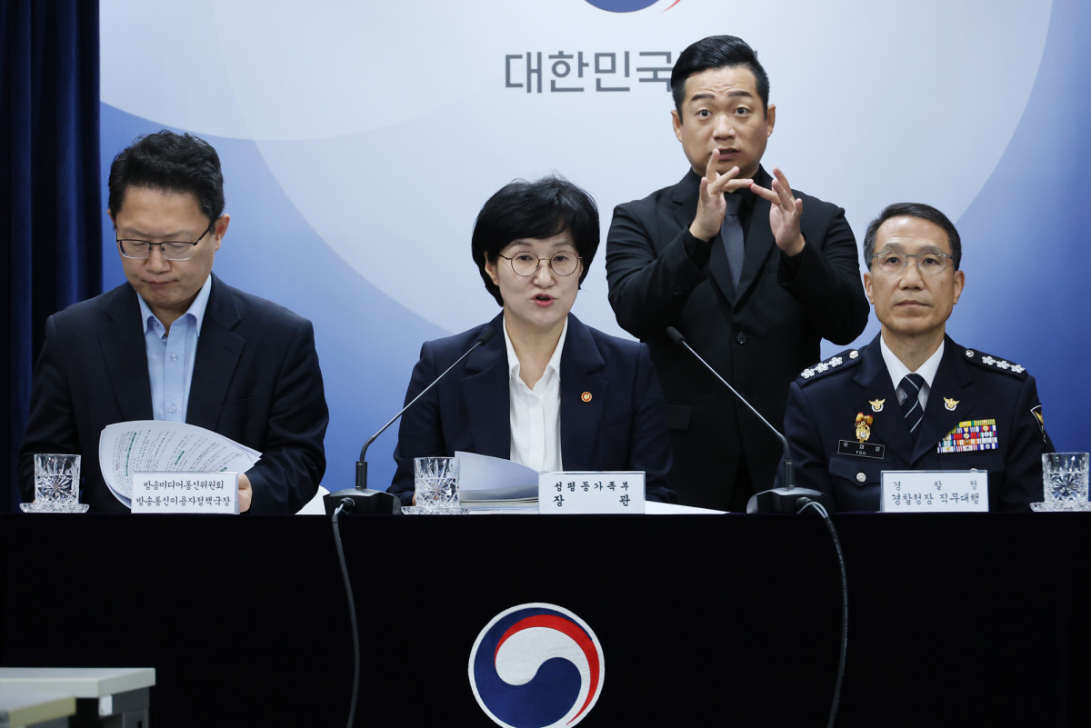 ▲원민경 성평등가족부장관이 20일 서울 종로구 정부서울청사에서 불법 촬영물 등 유통사이트 심층분석을 통한 불법사이트 통합 대응 방안을 발표하고 있다. (연합뉴스)