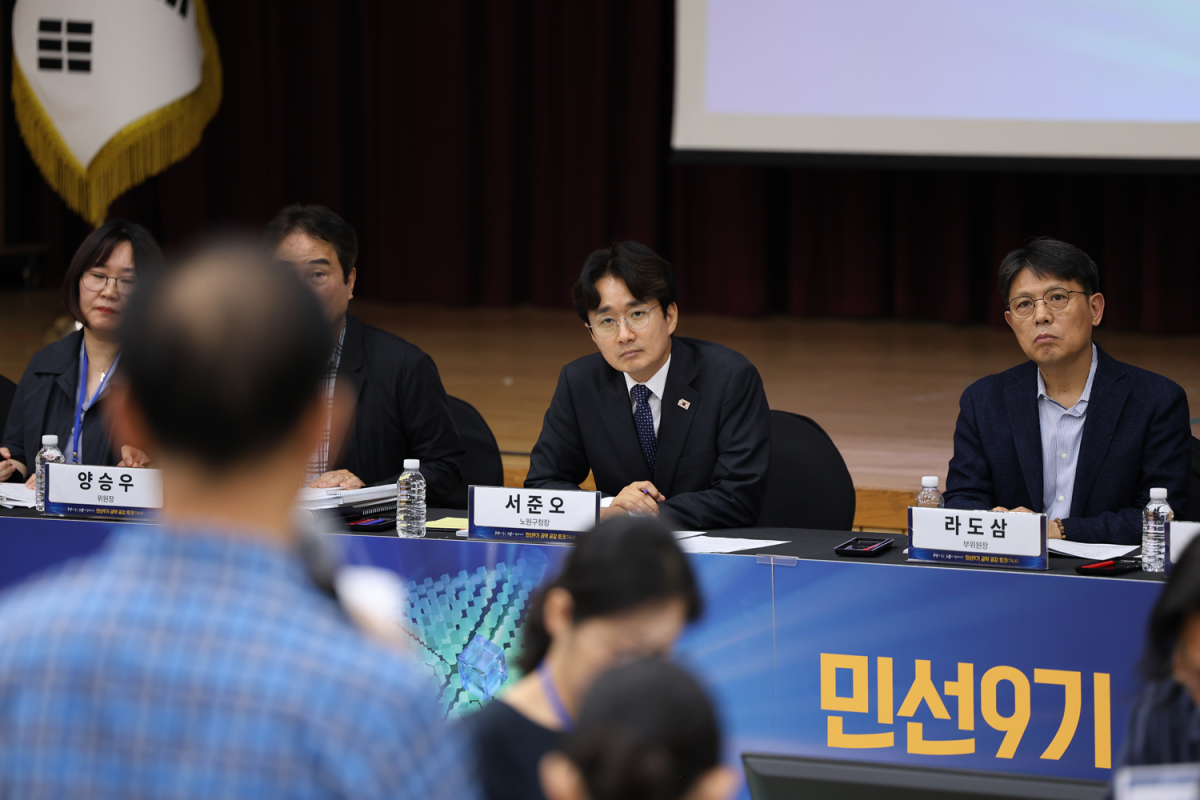 ▲서준오 서울특별시 노원구청장이 지난달 15일 진행된 민선 제9기 공약 공감 토크에서 참석자 발언을 경청하고 있다. (사진 제공 =서울 노원구)