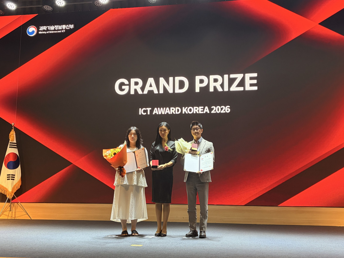 ▲박유혁(오른쪽에서 첫 번째) 한국보건산업진흥원 책임연구원이 ICT AWARD KOREA 2026에서 기념촬영을 하고 있다. (사진제공=한국보건산업진흥원)