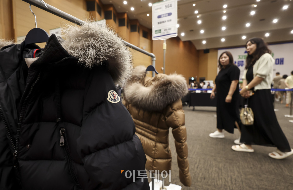 ▲27일 경기 고양시 킨텍스 제1전시장에서 열린 2026 경기도 지방세 체납자 압류동산 공매 현장을 찾은 시민들이 공개 매각 대상 물품을 둘러보고 있다. 이번 공개 매각 대상 물품은 전국 23개 자치단체에서 지방세 고액 체납자에 대한 가택수색으로 압류한 명품 가방, 명품 시계, 귀금속, 미술품 등 총 620점이다. 고성준 기자 joonko1@