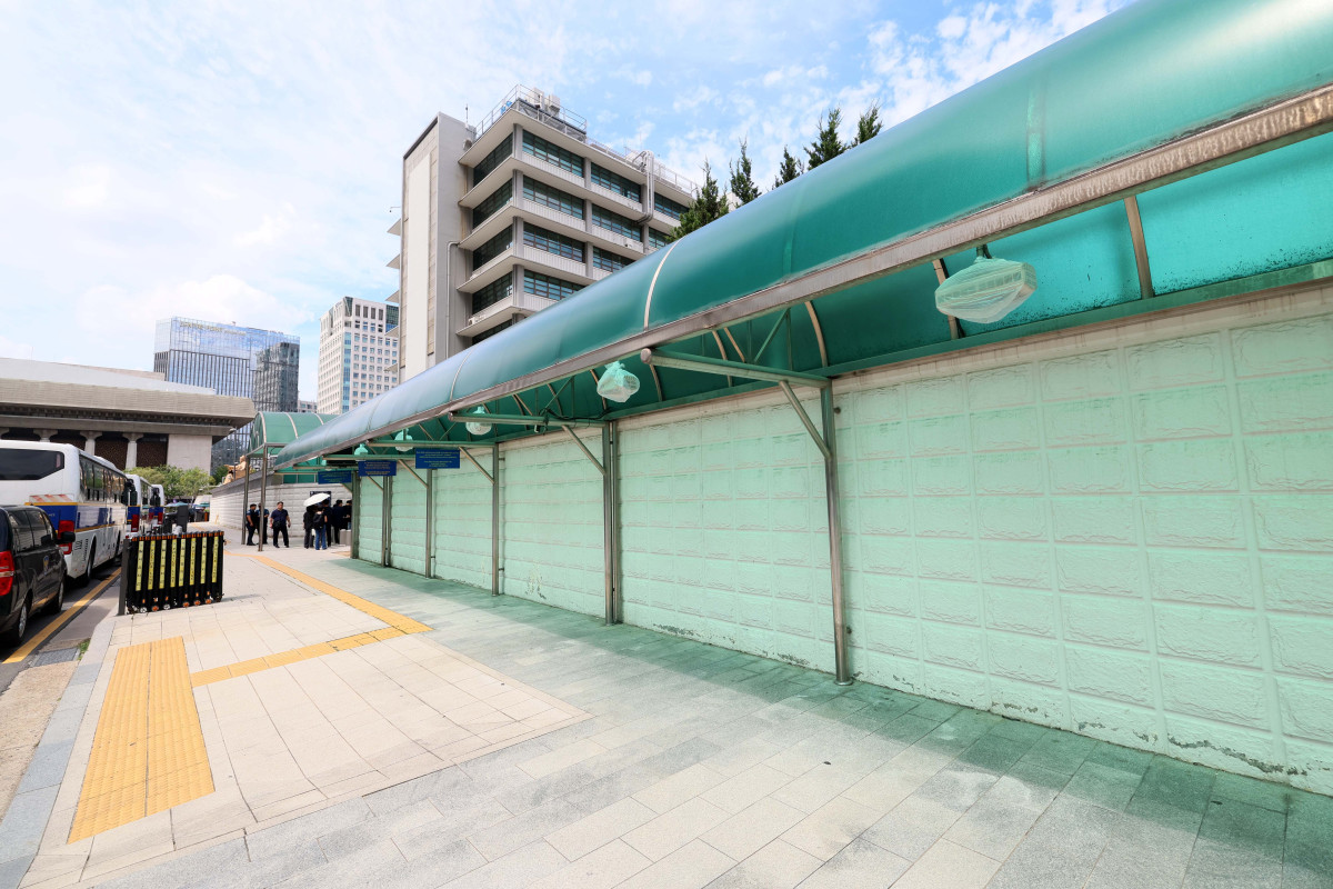 ▲미국 정부가 전 세계 미국 대사관과 영사관의 이민 비자 면접 등을 일시 중단한 가운데 27일 서울 종로구 주한 미국대사관 앞이 평소보다 한산하다. 신태현 기자 holjjak@