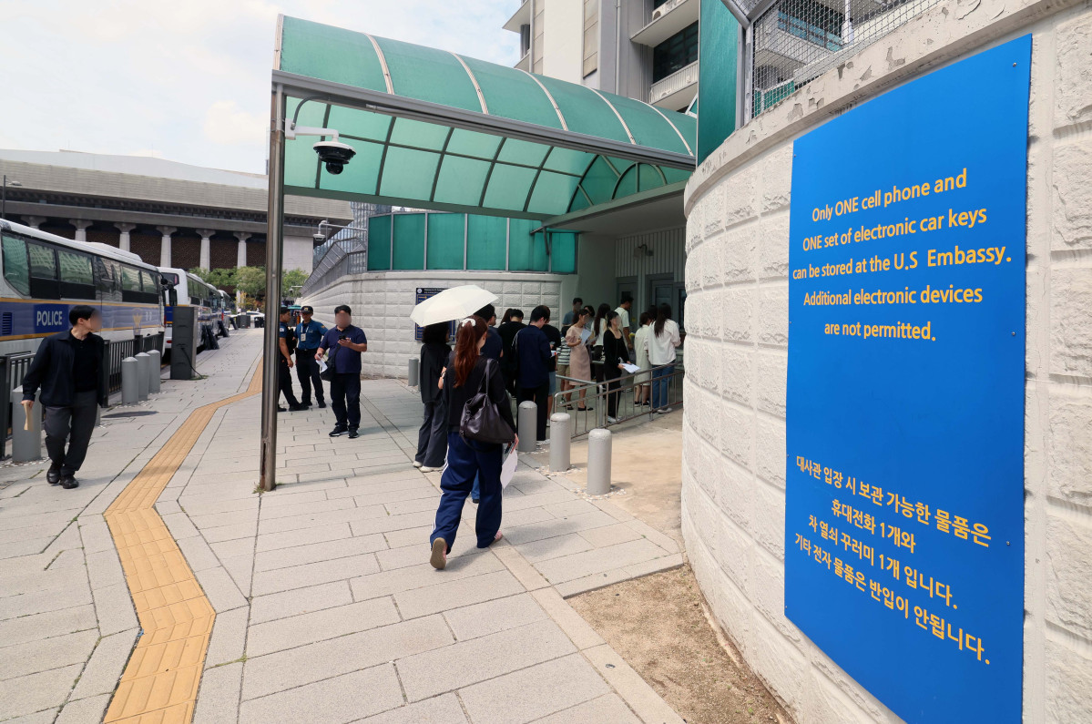 ▲미국 정부가 전 세계 미국 대사관과 영사관의 이민 비자 면접 등을 일시 중단한 가운데 27일 서울 종로구 주한 미국대사관 앞이 평소보다 한산하다. 신태현 기자 holjjak@