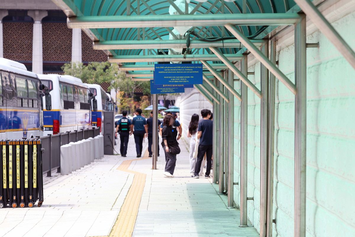 ▲미국 정부가 전 세계 미국 대사관과 영사관의 이민 비자 면접 등을 일시 중단한 가운데 27일 서울 종로구 주한 미국대사관 앞이 평소보다 한산하다. 신태현 기자 holjjak@