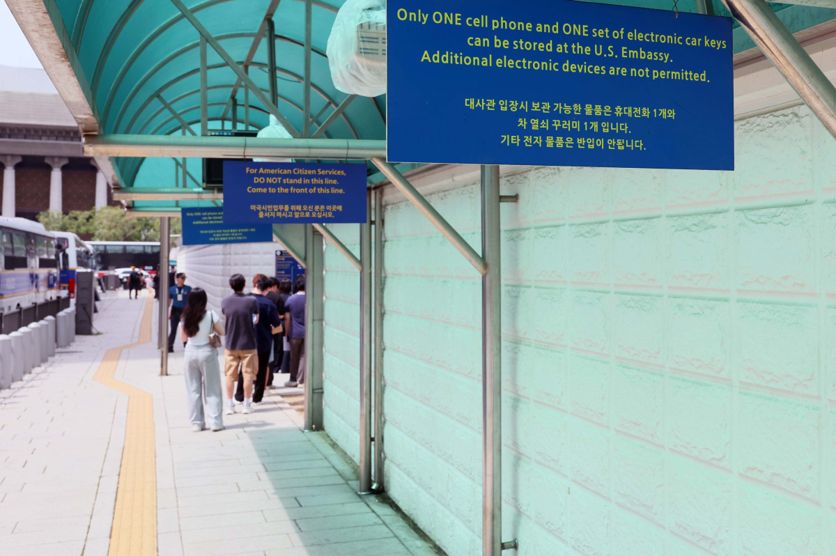 ▲미국 정부가 전 세계 미국 대사관과 영사관의 이민 비자 면접 등을 일시 중단한 가운데 27일 서울 종로구 주한 미국대사관 앞이 평소보다 한산하다. 신태현 기자 holjjak@