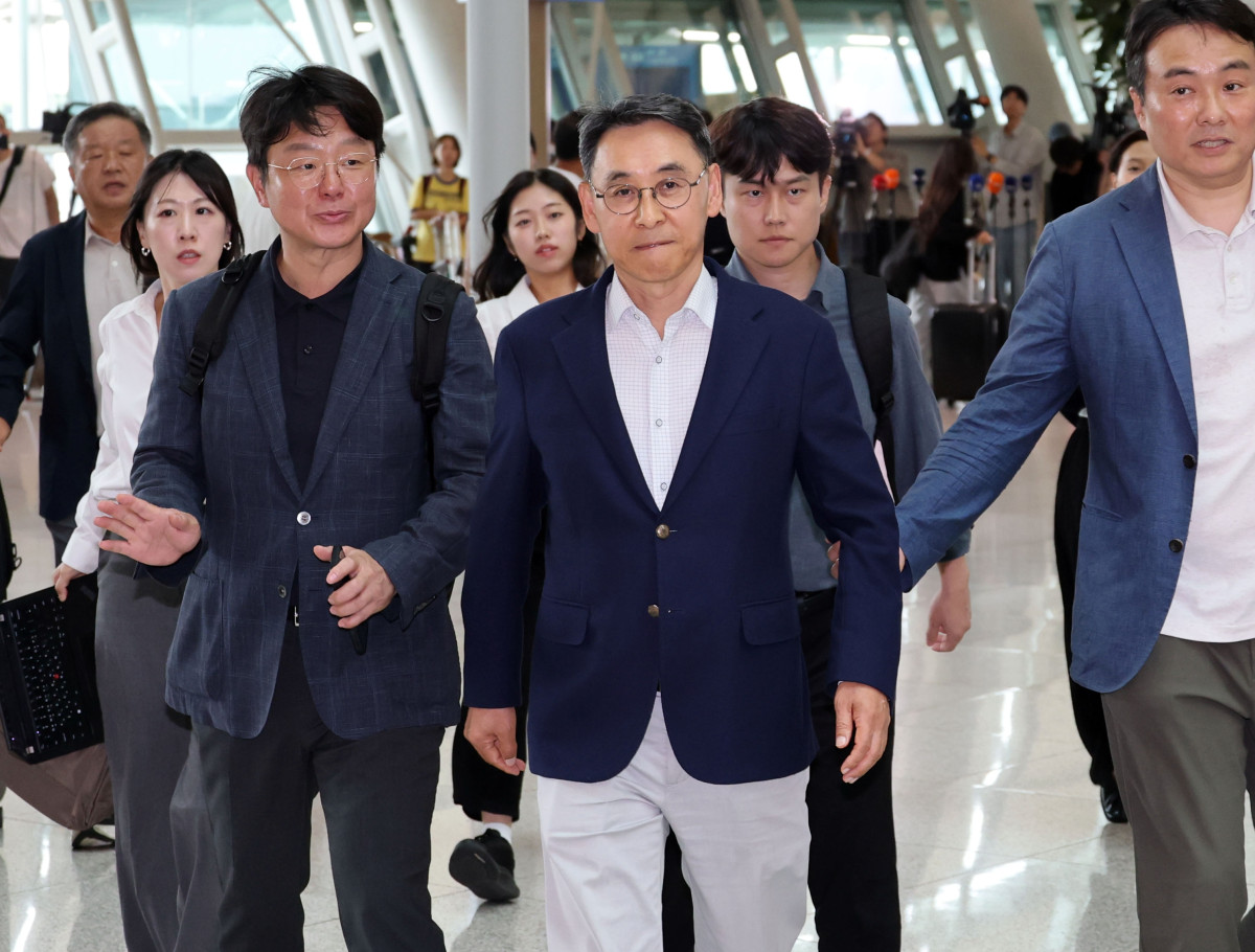 ▲27일 정연인 두산에너빌리티 대표이사가 인천국제공항에서 출국장으로 향하고 있다. (사진=연합뉴스)
