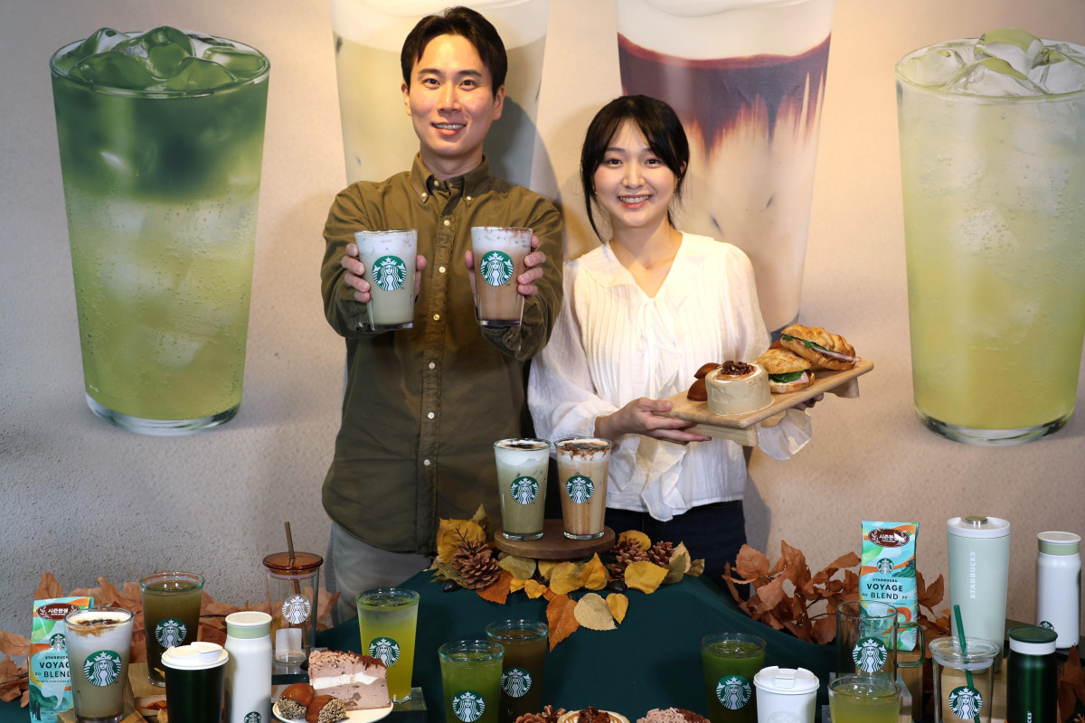 ▲27일 스타벅스 모델들이 올 가을 프로모션 대표 음료 '블랙 글레이즈드 라떼'와 호지차를 재해석한 '호지 글레이즈드 티 라떼'를 중심으로 피지오와 국내산 차로 우려낸 차 음료 라인업을 소개하고 있다. (사진제공=스타벅스코리아)