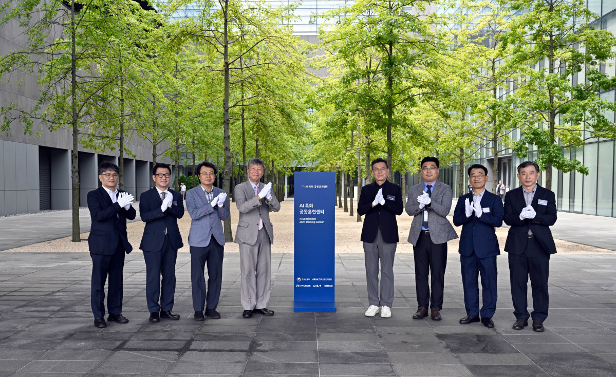 ▲'AI 특화 공동훈련센터' 현판식 후 기념촬영을 하는 (왼쪽부터)한국산업인력공단 류충현 지역산업협력국장, KMAC 남상현 그룹장, 현대차·기아 머신러닝랩장 박근한 상무, 한국산업인력공단 이병훈 이사장, 현대차·기아 구매전략사업부장 윤준호 상무, 한국산업인력공단 김성우 경북동부지사장, 한국무브넥스 이현덕 대표이사, 케이피씨엠(KPCM) 손희영 대표. (사진=현대차그룹)