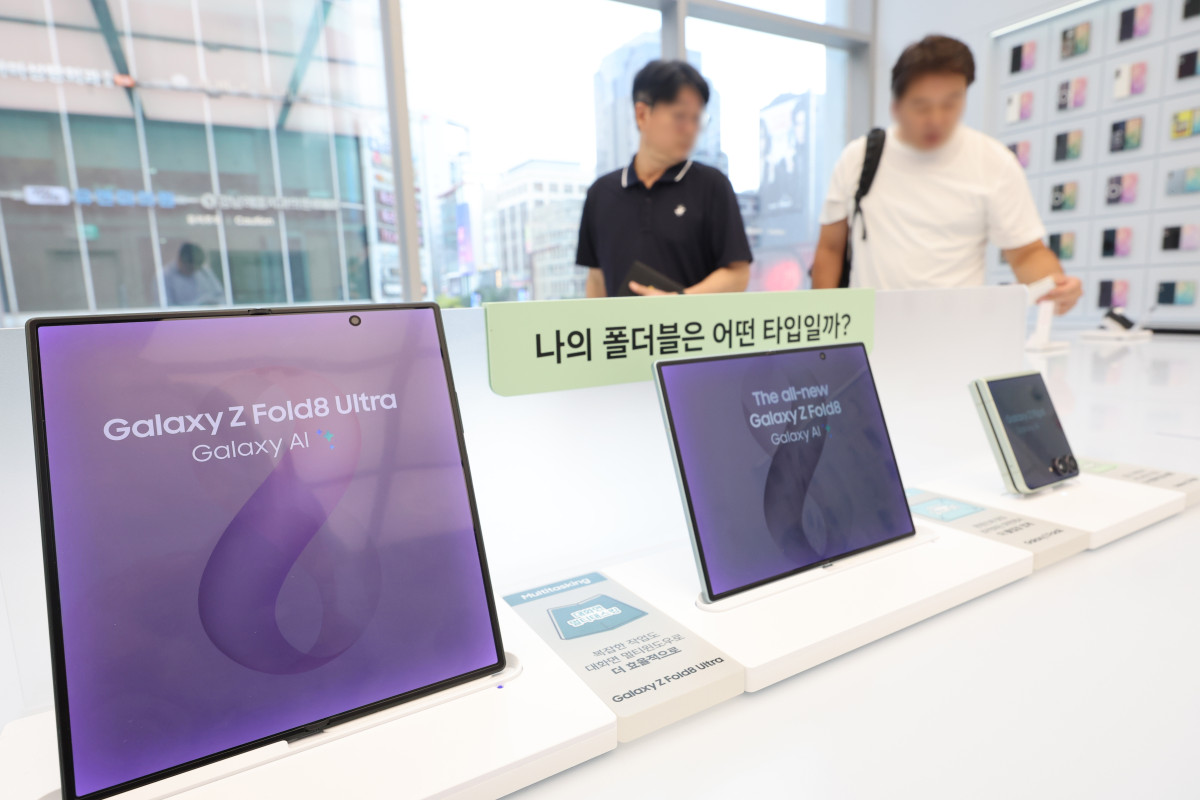 ▲4일 서울 삼성 강남을 찾은 시민들이 갤럭시 폴드8 및 플립8 제품을 살펴보고 있다. 삼성전자는 지난달 28일부터 이달 3일까지 7일간 진행한 '갤럭시 Z 폴드8 울트라·폴드8·플립8'의 국내 사전판매에서 144만대를 판매하며 역대 갤럭시 스마트폰 사전판매 중 최대 매출을 기록했다고 밝혔다. (뉴시스)