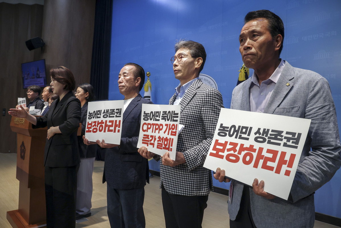 ▲전종덕 진보당 의원과 농민단체 관계자들이 6일 서울 여의도 국회 소통관에서 정부의 일방적인 CPTPP 가입 강행 규탄 기자회견을 하고 있다. (뉴시스)