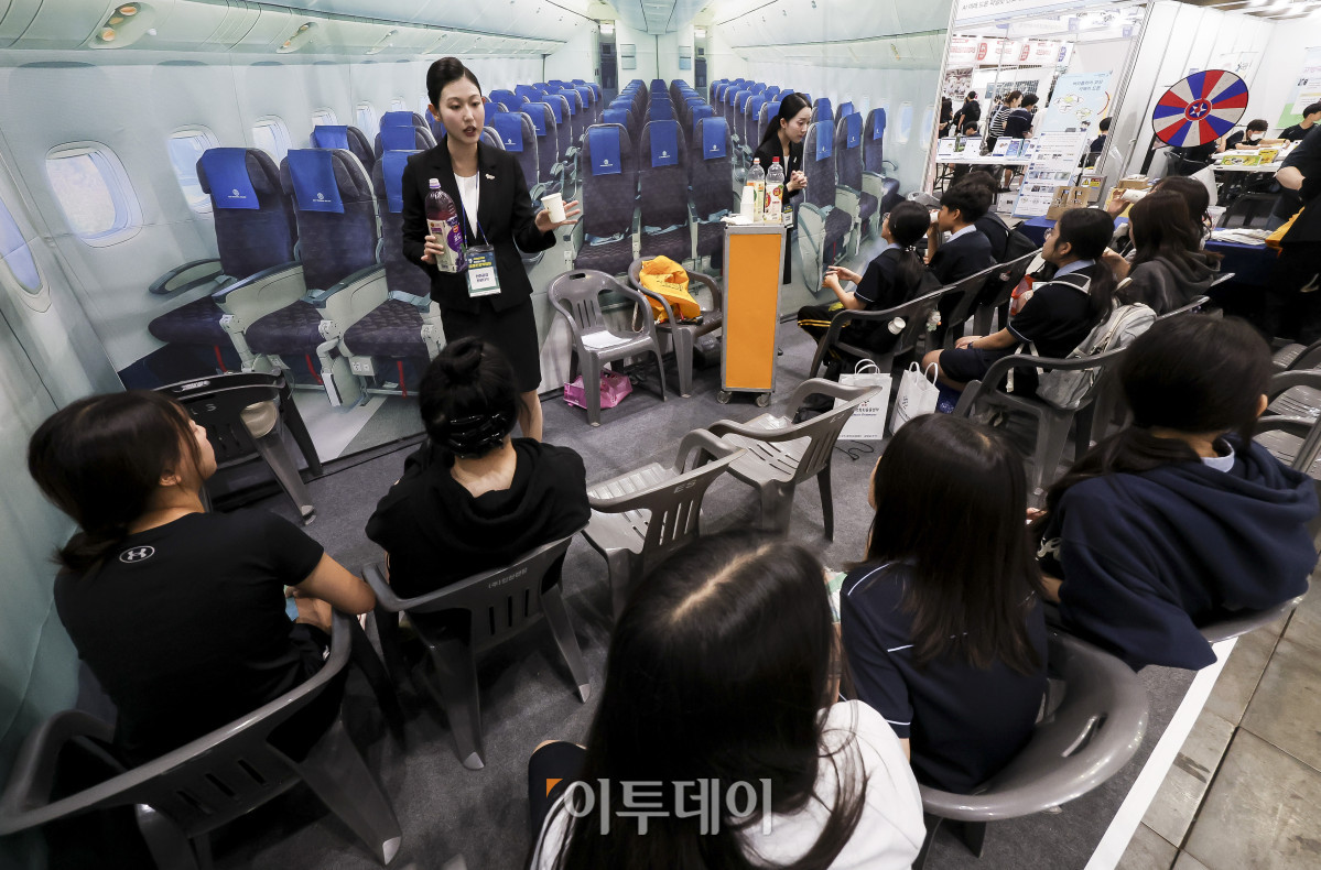 ▲27일 경기 고양시 킨텍스 제1전시장에서 열린 2026 고양 미래 진로 박람회를 찾은 학생들이 참여사 부스에서 항공사 승무원 직업 체험을 하고 있다. 이날 열린 2026 고양 미래 진로 박람회는 고양시 중학생들을 대상으로 다양한 직업군과 산업분야에 대한 정보를 제공한다. 고성준 기자 joonko1@