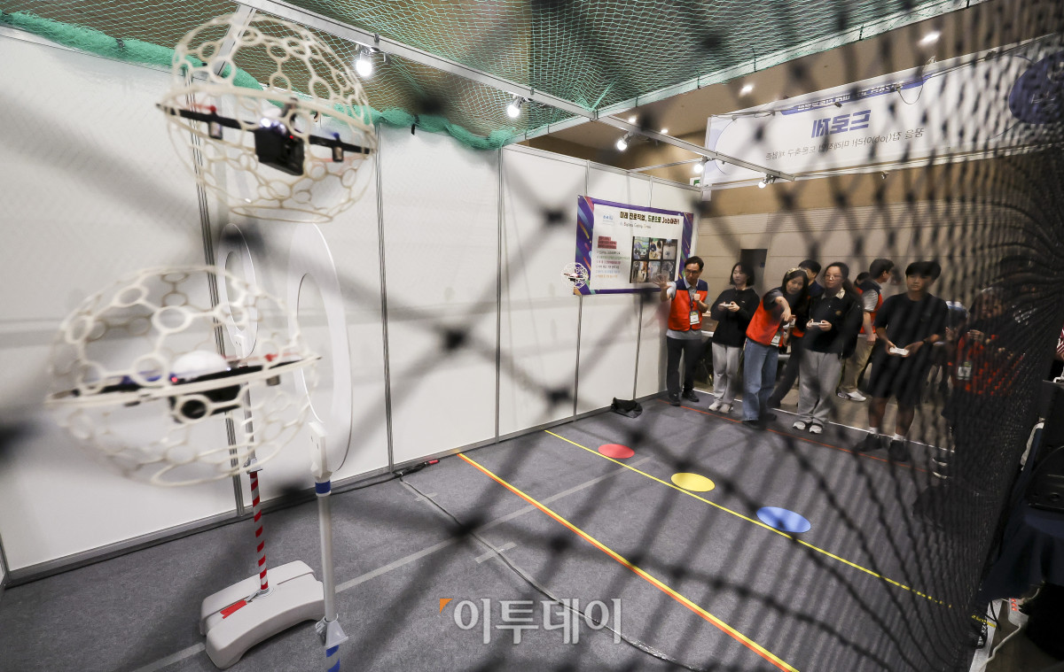 ▲27일 경기 고양시 킨텍스 제1전시장에서 열린 2026 고양 미래 진로 박람회를 찾은 학생들이 참여사 부스에서 드론 운용을 체험하고 있다. 이날 열린 2026 고양 미래 진로 박람회는 고양시 중학생들을 대상으로 다양한 직업군과 산업분야에 대한 정보를 제공한다. 고성준 기자 joonko1@