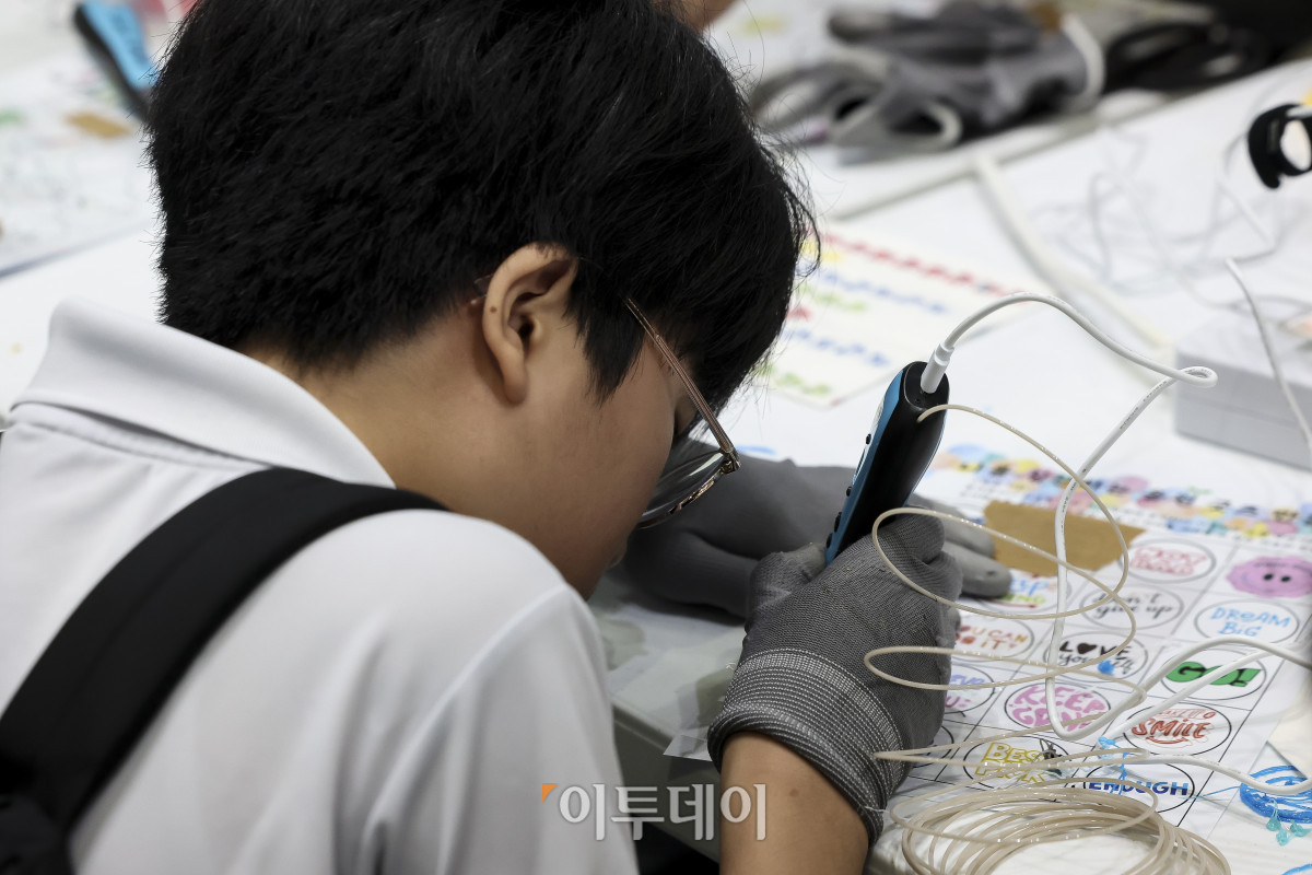 ▲27일 경기 고양시 킨텍스 제1전시장에서 열린 2026 고양 미래 진로 박람회를 찾은 학생들이 참여사 부스에서 3D 펜을 이용한 그림 그리기 체험을 하고 있다. 이날 열린 2026 고양 미래 진로 박람회는 고양시 중학생들을 대상으로 다양한 직업군과 산업분야에 대한 정보를 제공한다. 고성준 기자 joonko1@