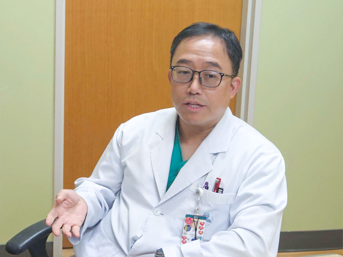 ▲박정열 서울아산병원 산부인과 교수가 8월 11일 서울 송파구 서울아산병원 산부인과 외래진료실에서 이투데이와 만나 국내 자궁내막암 발병 및 치료 현황에 대해 설명하고 있다. (한성주 기자 hsj@)